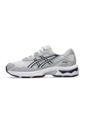 Biały i szary but do biegania ASICS z granatowymi paskami logo, siateczkową cholewką, piankową śródstopiem i czarną gumową podeszwą zewnętrzną, pokazany z profilu.