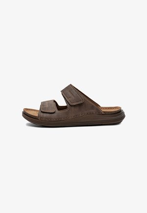 Brązowy skórzany sandał typu slide z dwoma regulowanymi paskami na rzepy i amortyzowaną podeszwą, pokazany z profilu na białym tle.