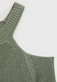 Strickoberteil in gedämpftem Grün mit strukturierten, gerippten Trägern. Der Stoff ist weich und bietet eine figurbetonte Passform, ideal für die Freizeit.