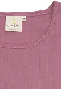 Top viola a costine con scollo rotondo, dotato di etichetta con "greenjama" e taglia 38. La texture appare morbida ed elastica.