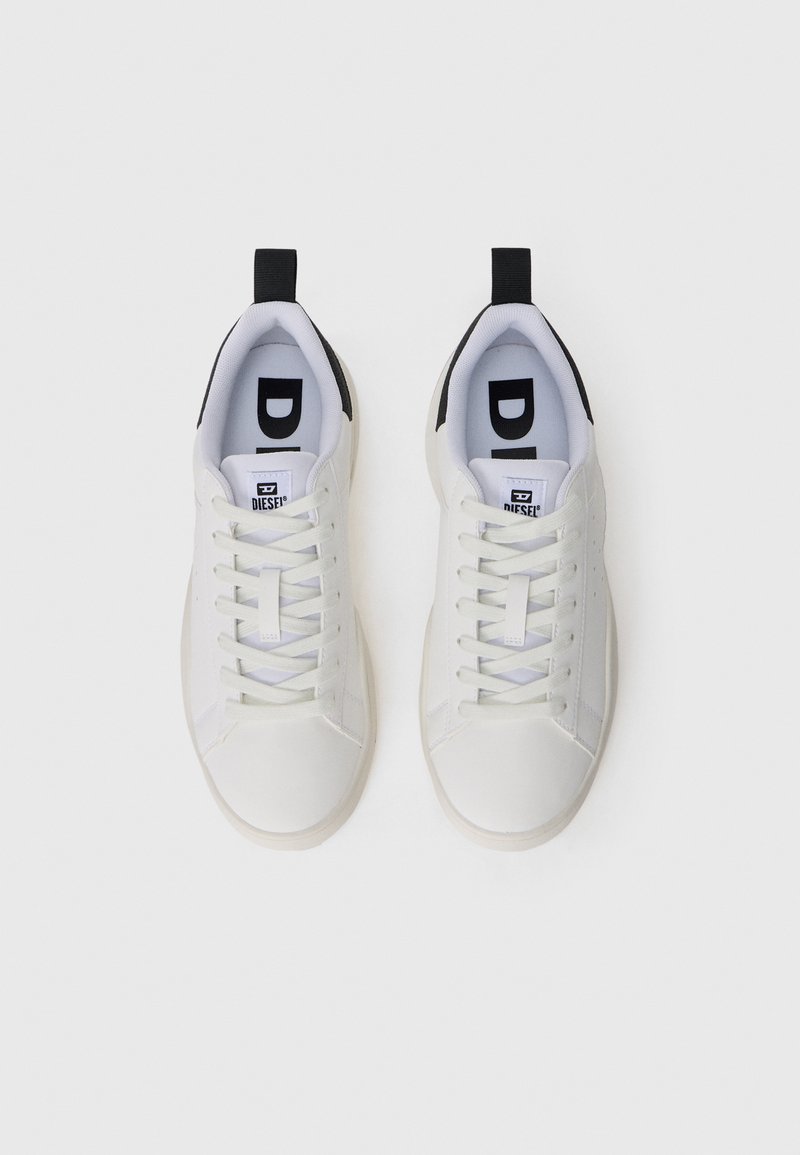 Baskets blanches avec un dessus en cuir lisse, accents noirs au talon et lacets plats. Dotées d'un bout arrondi et d'un logo sur la languette.