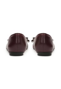 Burgundia nahkased balletkingad sileda tekstuuri, ümmarguse varbaga ja minimaalsete lipsuaktsentidega külgedel. Lamedad mustad taldad.