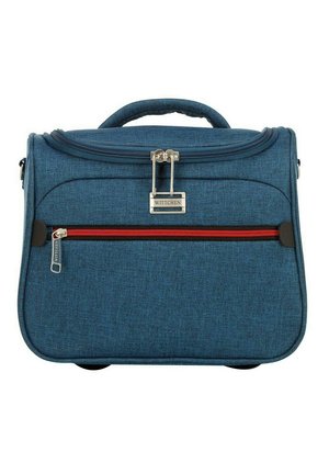 Sac en tissu bleu avec une poignée supérieure, présentant un fermoir en métal argenté, une poche zippée à l'avant avec des bordures rouges, et une texture lisse. Logo de la marque affiché.