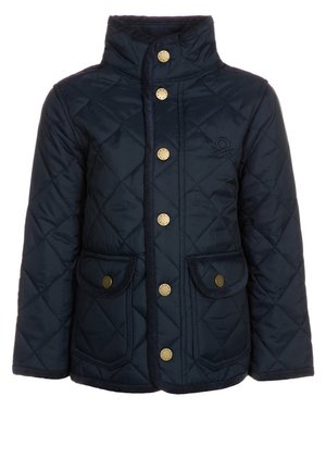 Giacca trapuntata blu navy con collo alto, sei bottoni dorati, due tasche anteriori con patta e chiusura a bottone, e logo ricamato discreto sul petto.