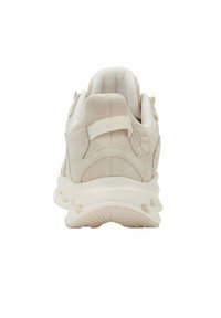 Hellbeige Sneaker aus Wildleder und Mesh-Obermaterial, mit gepolstertem Sohlen, Zuglasche an der Ferse und strukturiertem Außensohlen für besseren Grip.