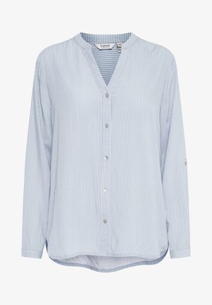 Gaiši zila svītrainā blūze ar V veida kakla izgriezumu, garām piedurknēm un pogām priekšā. Izgatavota no mīksta auduma, tā ir ar izliekta apakšmalu un piedurkņu salokāmām cilpām.