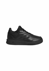 Chaussure de sport noire avec un dessus en cuir lisse, des accents texturés, un bout rond, six œillets et une semelle à motifs présentant des détails striés.