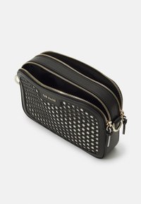 Zwarte synthetische leren tas met dubbele ritscompartimenten, voorzien van een geweven paneelontwerp en gouden hardwareaccenten.