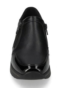 Scarpa nera in pelle scamosciata senza lacci con zip laterale, punta arrotondata e dettagli in vernice lucida sulla punta e sul tallone.