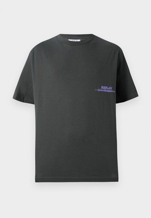 T-shirt in cotone grigio scuro con scollatura rotonda. Presenta una piccola stampa viola sul lato sinistro del petto con la scritta "REPLAY". Maniche corte e dritte.