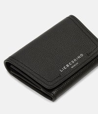 Czarny portfel z teksturowanej skóry o designie bi-fold. Posiada wytłoczone logo oraz detale szycia. Kompaktowy i prostokątny kształt.