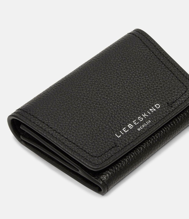 Schwarze, strukturierte Lederbörse mit einem zwei-geteilten Design. Mit geprägtem Logo und Nahtdetails. Kompakte und rechteckige Form.