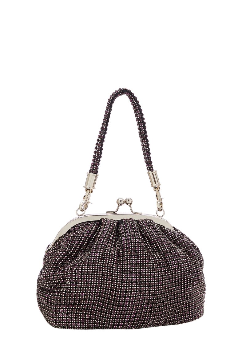Borsa a perline con design Plissettato, colore viola scuro e chiusura a moschettone in metallo. Presenta una maniglia intrecciata per il trasporto.