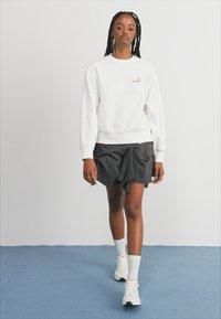 Nike Sportswear WAFFLE ONE VNTG - Tenisky - white/summit white/picante red/sail/black/team orange