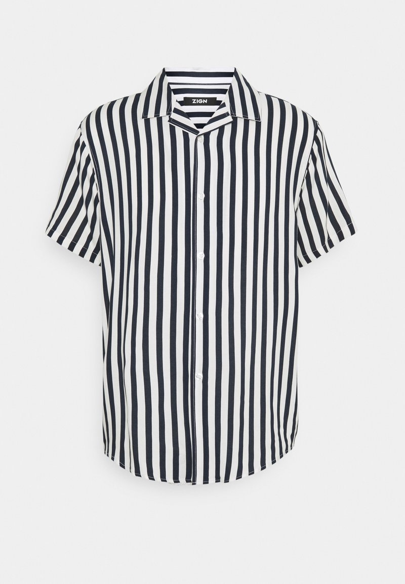 Košile s krátkým rukávem, knoflíková, s černobílými svislými pruhy a límcem, vystavená na jednoduchém bílém pozadí.