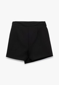 Mustat räätälöidyt shortsit sileällä kankaalla, edessä laskostukset ja keskikorkea vyötärö. Muotoilu on puhdas ja minimalistinen.