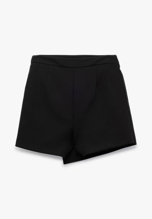 Schwarze maßgeschneiderte Shorts aus glattem Stoff, mit frontalen Falten und einer mittelhohen Taille. Das Design hat eine klare, minimalistische Silhouette.