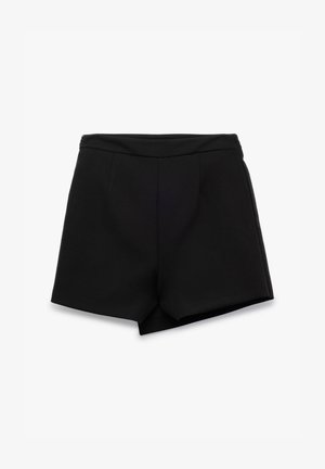 Zwarte op maat gemaakte shorts van een gladde stof, met plooien aan de voorkant en een middelhoge taille. Het ontwerp heeft een strakke, minimalistische silhouet.
