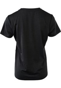 Sort t-shirt, korte ærmer, rund hals, lavet af glat stof med en subtil tekstur og tonet mønster, ingen synlige logoer eller accenter.