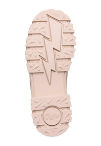 Ljusrosa skosula med djupa mönster, en central blixtdesign och Buffalo-varumärkets logotyp nära hälen.