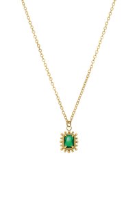 Gouden ketting met een rechthoekige groene stenen hanger, omringd door decoratieve accenten.