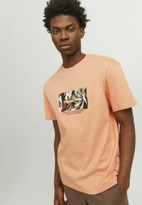 Jack & Jones JORSEQUOIA TEE CREW NECK  - Camiseta estampada - canyon sunset