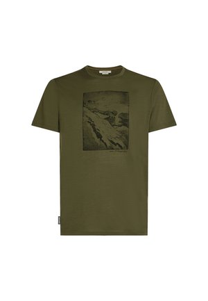 Olivgrön T-shirt i mjukt tyg, med en rektangulär svart tryck av en landskapsbild på framsidan. Korta ärmar och rund hals. 