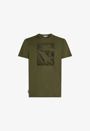 Olivgrünes T-Shirt aus weichem Stoff, mit einem rechteckigen schwarzen Druck einer Landschaftsszene auf der Vorderseite. Kurze Ärmel und Rundhalsausschnitt.