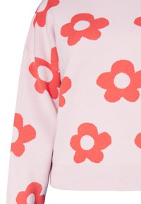 Maglione lavorato a maglia rosa con grandi motivi floreali arancioni con centri bianchi. Design cropped, orlo a costine e texture morbida.