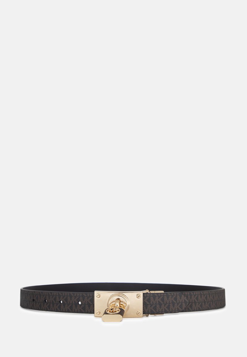 Brauner Designer-Gürtel mit wiederholtem "MK"-Muster, ausgestattet mit einer quadratischen goldfarbenen Schnalle und einem Vorhängeschloss-Detail in der Mitte.