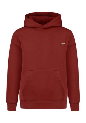 Sudadera con capucha roja hecha de tela suave, que cuenta con un bolsillo canguro en la parte delantera, puños de canalé y un sutil detalle de logo en el pecho.