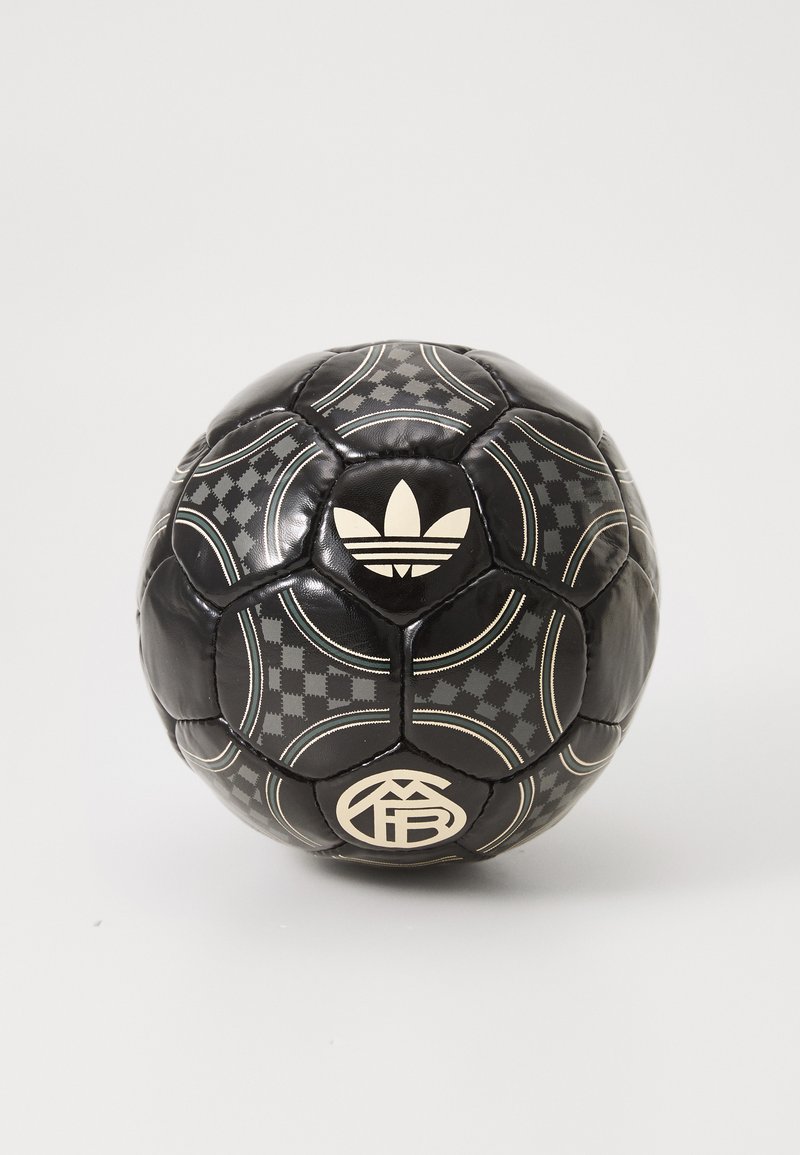 Bola de futebol preta com acabamento brilhante, apresentando um design padronizado, detalhes brancos e logótipos em painéis opostos. Material sintético durável.