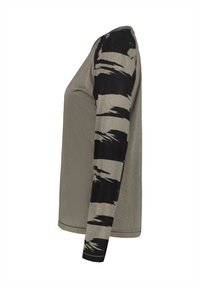 Langarmsged blouse in licht olijf met zwart penseelstrekenpatroon op de mouwen. Glad materiaal, rechte snit, ronde hals. Maat: medium.