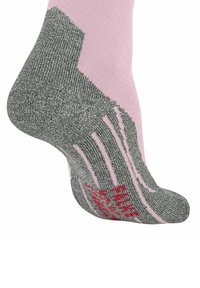 Grau- und Rosa-Socke mit einer strukturierten grauen Ferse und Zehe. Verfügt über rote Akzenttexte und diagonale Streifen an der Seite. Material aus Baumwollmischung.
