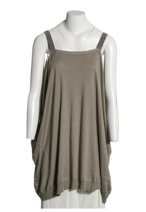 Vestido sin mangas de color topo, de corte suelto, con silueta amplia y tirantes texturizados, exhibido en un torso de maniquí blanco.