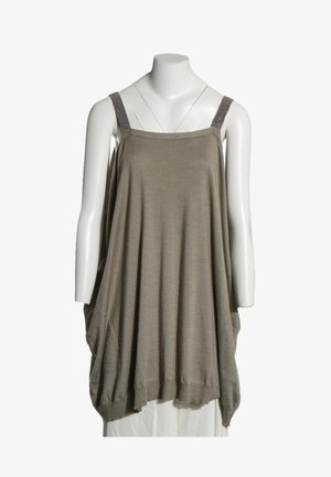 Vestido sin mangas de color topo, de corte suelto, con silueta amplia y tirantes texturizados, exhibido en un torso de maniquí blanco.