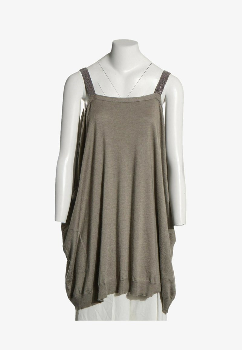 Robe taupe ample sans manches avec une silhouette large et des bretelles texturées, exposée sur un buste de mannequin blanc.