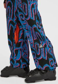 Kleurige sneeuwbroek met een zwarte basis en abstracte patronen in blauw en roze. Inclusief ritsen met oranje bies en een logo patch.