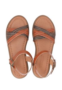 Braune Ledersandalen mit gekreuzten Riemen, strukturierten Akzenten, einem Knöchelriemen mit Schnalle und gepolsterter Innensohle. Die seitlichen Nähte betonen das Design.