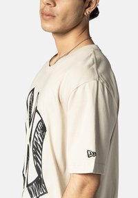New Era LIFESTYLE  NEW YORK YANKEES - T-shirt con stampa - beige