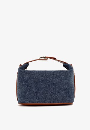 Borsa in denim con un design strutturato, tessuto blu scuro, dettagli in pelle marrone e manico superiore. Ha una forma rettangolare e una texture sottile.