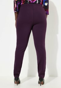 Ulla Popken GROSSE GRÖSSEN BIS RUNDUM-GUMMIBUND STRETCH - Legíny - kalhoty  - dark grape