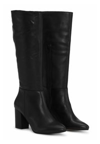 Paire de bottes en cuir noir montant mi-mollet avec talons carrés et fermetures éclair latérales, présentées en vues de face et de profil sur fond blanc.