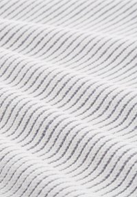 Texturiertes Gewebe mit abwechselnden wavy Streifen in Weiß und Hellgrau, das eine weiche Textiloberfläche und ein erhabenes Muster zeigt.