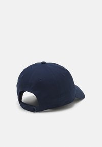 Sötétkék baseball sapka pamutból, ívelt karimával, hatpaneles kialakítással, szellőzőlyukakkal és állítható pánttal a hátsó részen.