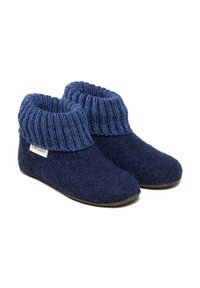 Un paio di pantofole in feltro blu scuro con risvolti a coste lavorati a maglia e una piccola etichetta di stoffa sul lato, posizionate su uno sfondo bianco.