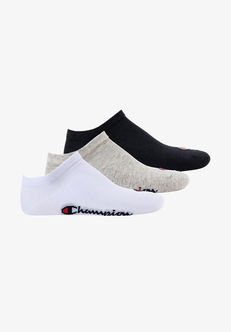 Drei Paare von niedrigen Socken in Schwarz, Grau und Weiß, aus weichem Material und mit einem Logo an der Seite, die elastische Bündchen zeigen.