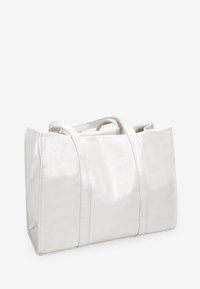 Bolso tipo tote de cuero blanco con dos asas superiores, forma estructurada y detalles de costura visibles a lo largo de los lados y la base.