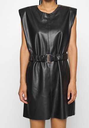 Robe en cuir synthétique noir avec manches courtes, taille cintrée ornée d'une boucle argentée brillante, texture lisse et design minimaliste.
