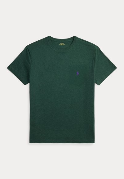 Tmavě zelené tričko s krátkým rukávem a kulatým výstřihem s malým fialovým vyšívaným logem Polo Ralph Lauren na levé straně hrudi.